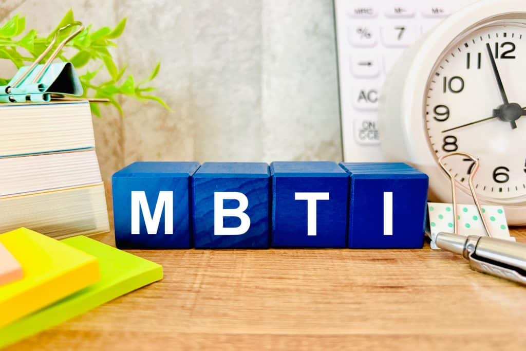 Τα γράμματα MBTI, που αντιπροσωπεύουν το σύστημα προσωπικότητας Myers-Briggs Type Indicator.