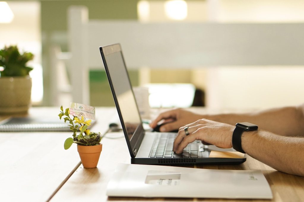 Φορητός υπολογιστής συνδεδεμένος online, αντιπροσωπεύοντας τη διαδικασία monetization ενός blog μέσω affiliate marketing.