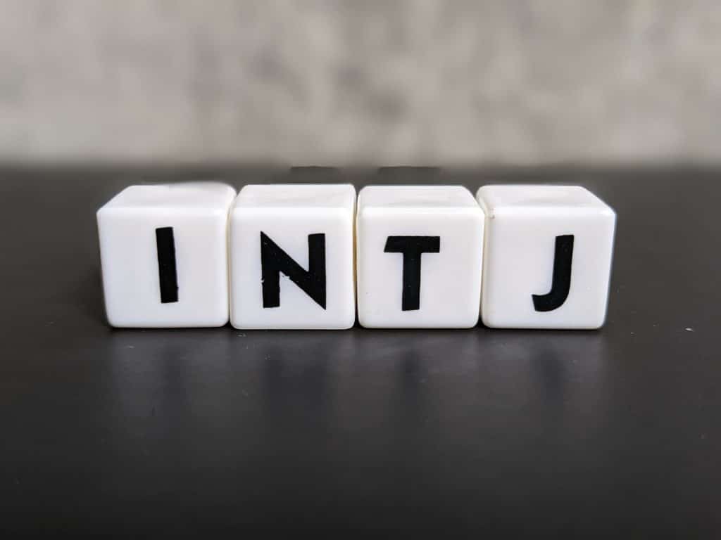 Τύπος προσωπικότητας INTJ: Τα γράμματα INTJ που συμβολίζουν τον Αρχιτέκτονα, έναν τύπο προσωπικότητας του δείκτη Myers-Briggs (MBTI).