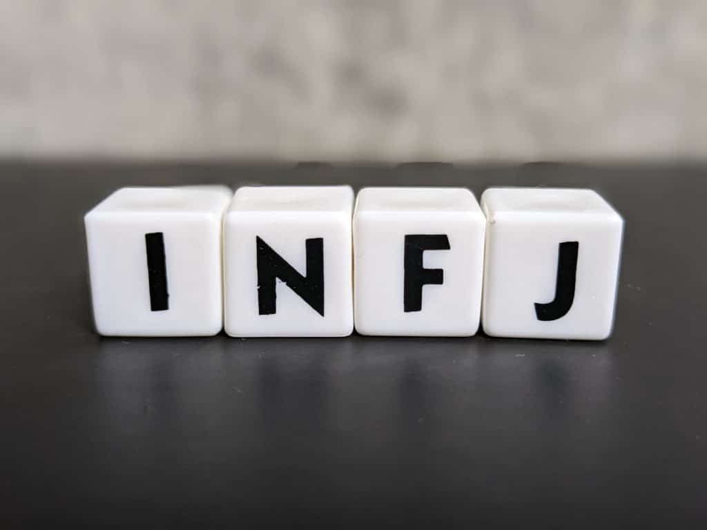 Τα γράμματα "INFJ" αντιπροσωπεύοντας τον ιδεαλιστή και ενσυναισθητικό τύπο προσωπικότητας INFJ, γνωστό ως Ο Συνήγορος.