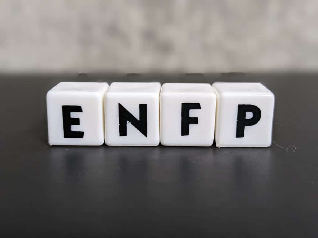 Τα γράμματα "ENFP," αντιπροσωπεύοντας τον ενθουσιώδη και δημιουργικό τύπο προσωπικότητας ENFP, γνωστό ως Ο Ακτιβιστής.