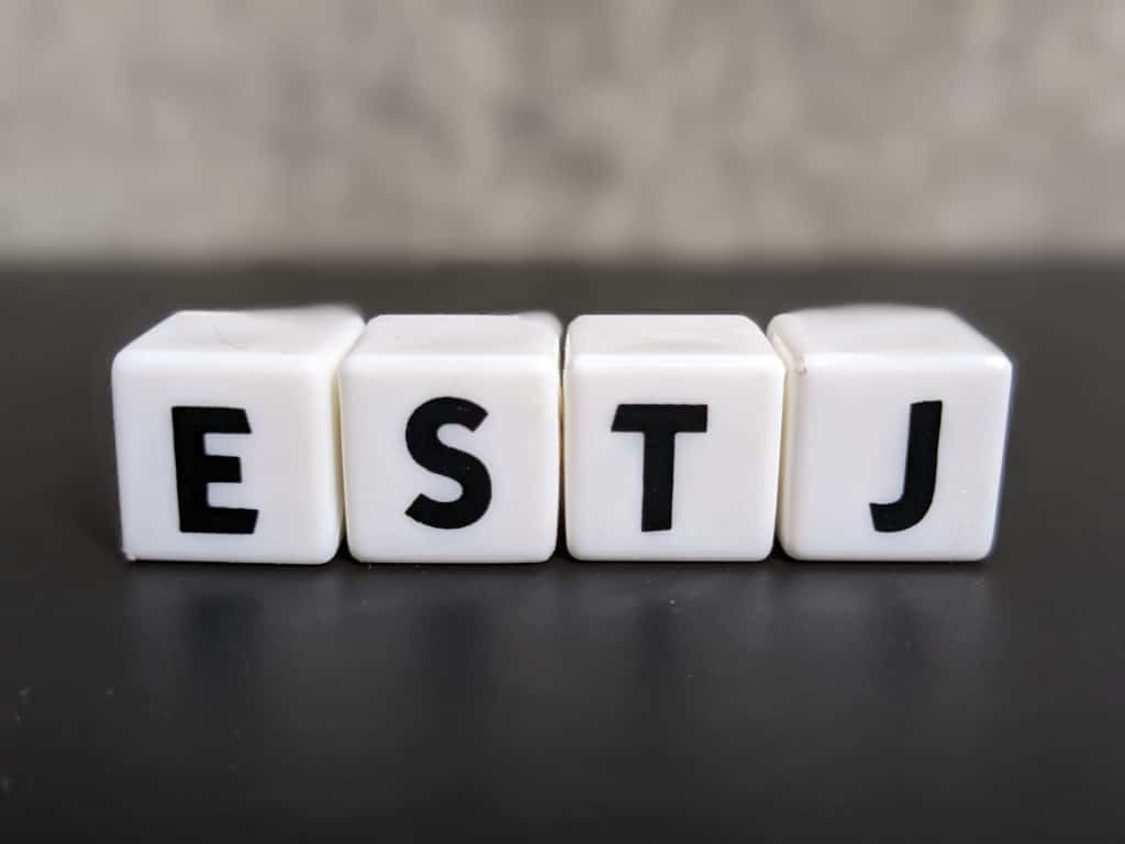Τα γράμματα "ESTJ," αντιπροσωπεύοντας τον οργανωτικό και αποφασιστικό τύπο προσωπικότητας ESTJ, γνωστό ως Ο Διαχειριστής.