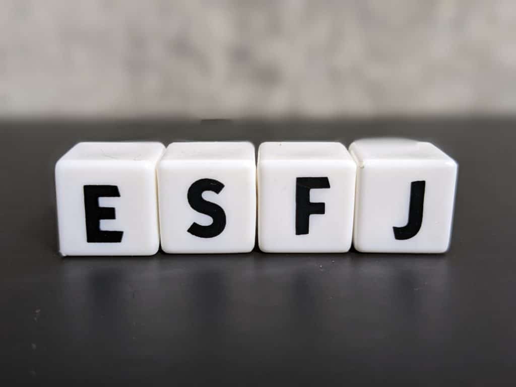 Τα γράμματα "ESFJ," αντιπροσωπεύοντας τον φιλικό και κοινωνικό τύπο προσωπικότητας ESFJ, γνωστό ως Ο Πρέσβης.