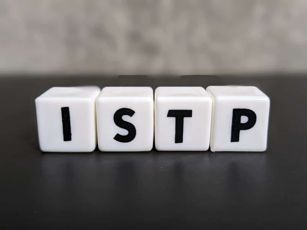 Τα γράμματα "ISTP," αντιπροσωπεύοντας τον πρακτικό και αναλυτικό τύπο προσωπικότητας ISTP, γνωστό ως Ο Βιρτουόζος.