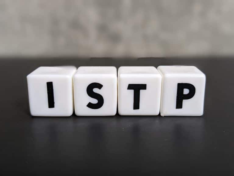 Τα γράμματα "ISTP," αντιπροσωπεύοντας τον πρακτικό και αναλυτικό τύπο προσωπικότητας ISTP, γνωστό ως Ο Βιρτουόζος.