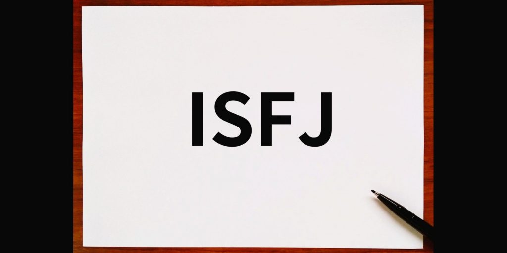 Τα γράμματα "ISFJ," αντιπροσωπεύοντας τον φιλικό και προστατευτικό τύπο προσωπικότητας ISFJ, γνωστό ως Ο Υπερασπιστής.