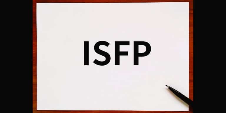 Τα γράμματα "ISFP," αντιπροσωπεύοντας τον ελεύθερο και δημιουργικό τύπο προσωπικότητας ISFP, γνωστό ως Ο Τυχοδιώκτης.