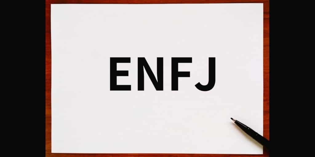 Τα γράμματα "ENFJ," αντιπροσωπεύοντας τον χαρισματικό και εμπνευσμένο τύπο προσωπικότητας ENFJ, γνωστό ως Ο Πρωταγωνιστής.