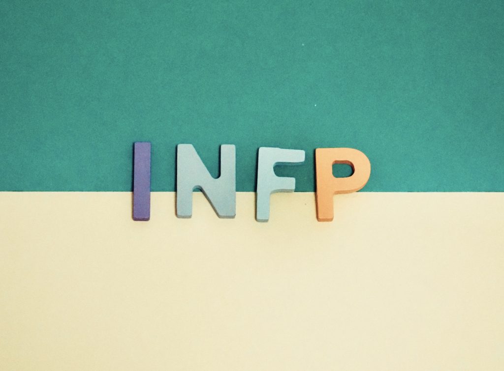 Τα γράμματα "INFP" αντιπροσωπεύοντας τον ιδεαλιστή και δημιουργικό τύπο προσωπικότητας INFP, γνωστό ως Ο Μεσολαβητής.
