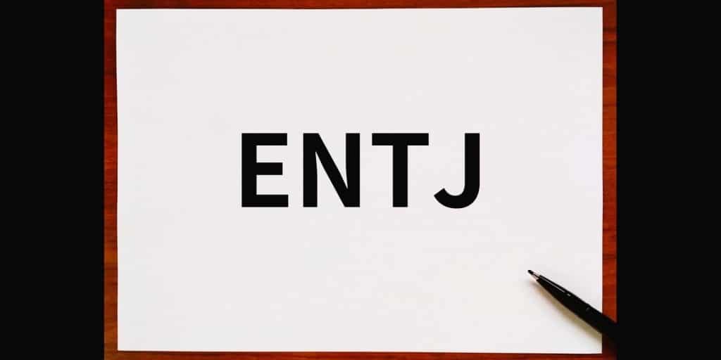 Τα γράμματα "ENTJ" σε έντονη γραμματοσειρά, αναφερόμενα στον τύπο προσωπικότητας ENTJ: Ο Αρχηγός.
