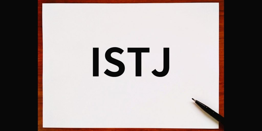 Τα γράμματα "ISTJ," αντιπροσωπεύοντας τον υπεύθυνο και οργανωτικό τύπο προσωπικότητας ISTJ, γνωστό ως Ο Λογιστής.