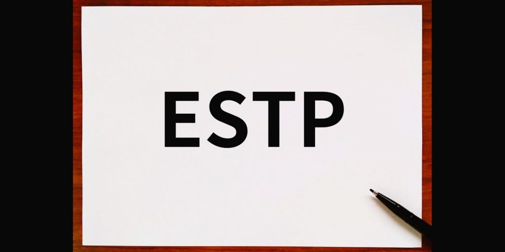 Τα γράμματα "ESTP," αντιπροσωπεύοντας τον δυναμικό και πρακτικό τύπο προσωπικότητας ESTP, γνωστό ως Ο Επιχειρηματίας.