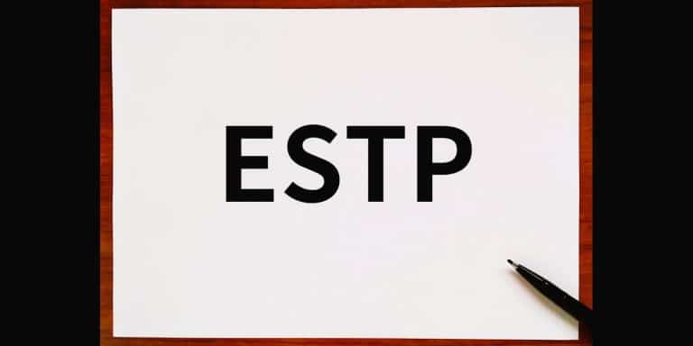 Τα γράμματα "ESTP," αντιπροσωπεύοντας τον δυναμικό και πρακτικό τύπο προσωπικότητας ESTP, γνωστό ως Ο Επιχειρηματίας.