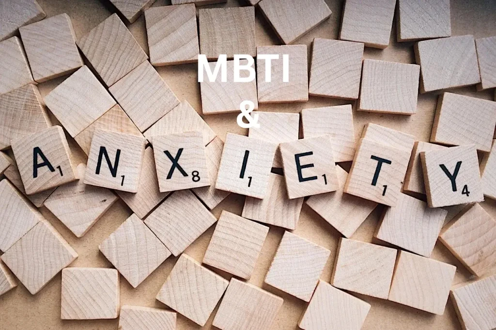 Scrabble γράμματα σχηματίζουν τη λέξη anxiety και από πάνω εμφανίζεται ο τίτλος MBTI.