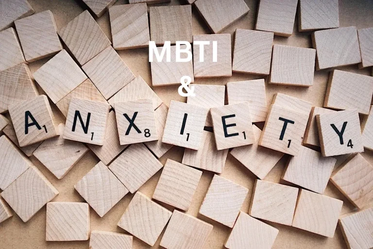 Scrabble γράμματα σχηματίζουν τη λέξη anxiety και από πάνω εμφανίζεται ο τίτλος MBTI.