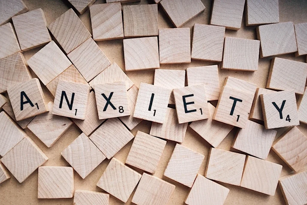 Λέξη «Anxiety» σχηματισμένη με πλακίδια Scrabble, αναπαράσταση του άγχους