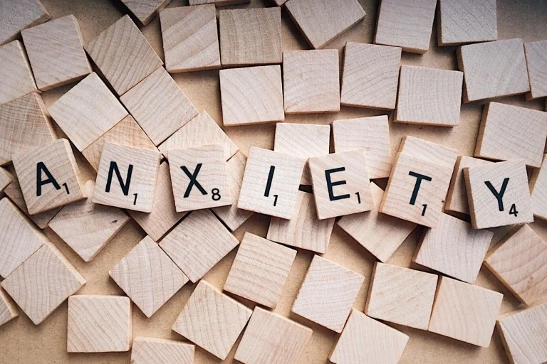 Λέξη «Anxiety» σχηματισμένη με πλακίδια Scrabble, αναπαράσταση του άγχους