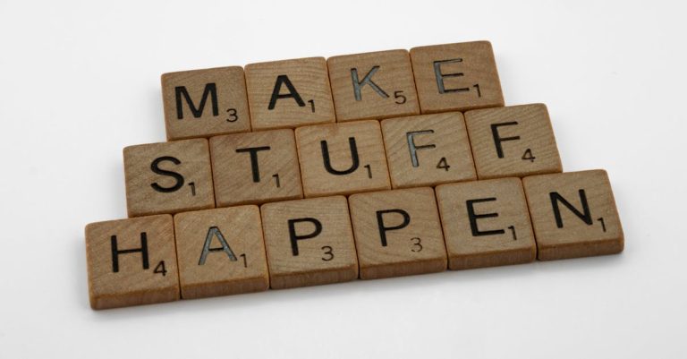Παρακιντικό μήνυμα “Make Stuff Happen” με γράμματα scrabble που συμβολίζει τη δράση και την επίτευξη στόχων.