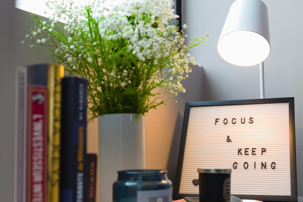 Workspace που συμβολίζει τη συνέπεια και τη δουλειά σε καθημερινή βάση χωρίς ενθουσιασμό